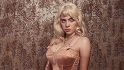 Mulai Pakai Baju Terbuka, Billie Eilish Minder dengan Bentuk Tubuhnya