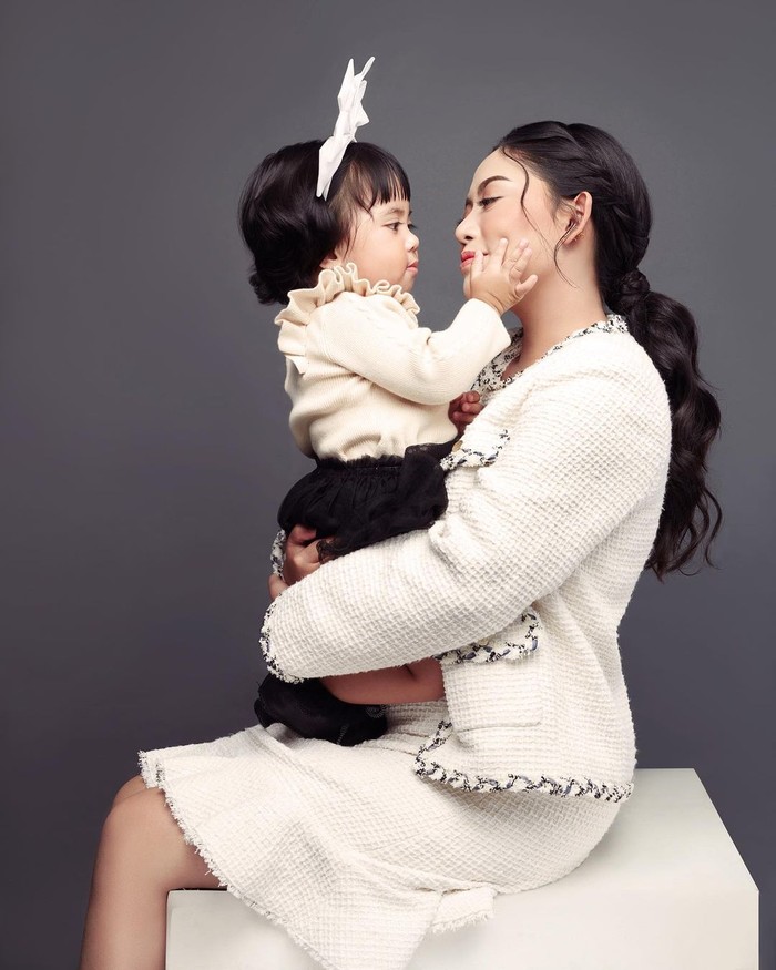 Busana yang dipakai oleh kedua ibu dan anak ini pun tak luput dari perhatian. Ada yang bernuansa putih, pink, ungu, hitam, dan lainnya. Chava mengenakan berbagai aksesoris seperti bando, kucir rambut, dan rol rambut. (Foto: instagram.com/rachelvennya/)