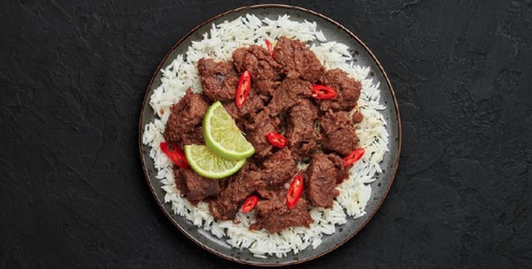 IRIS DAGING DENGAN TEPAT Tidak ingin masak rendang terlalu lama? Simak saran dari para chef populer Indonesia mengenai cara masak rendang yang empuk dan cepat.