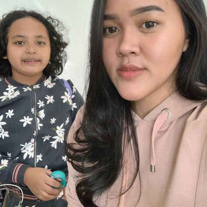 <p>Selain mengunggah potret diri, Dewi Nurmania juga memposting foto bersama adik-adiknya. (Foto: Instagram @dewinurmania)</p>