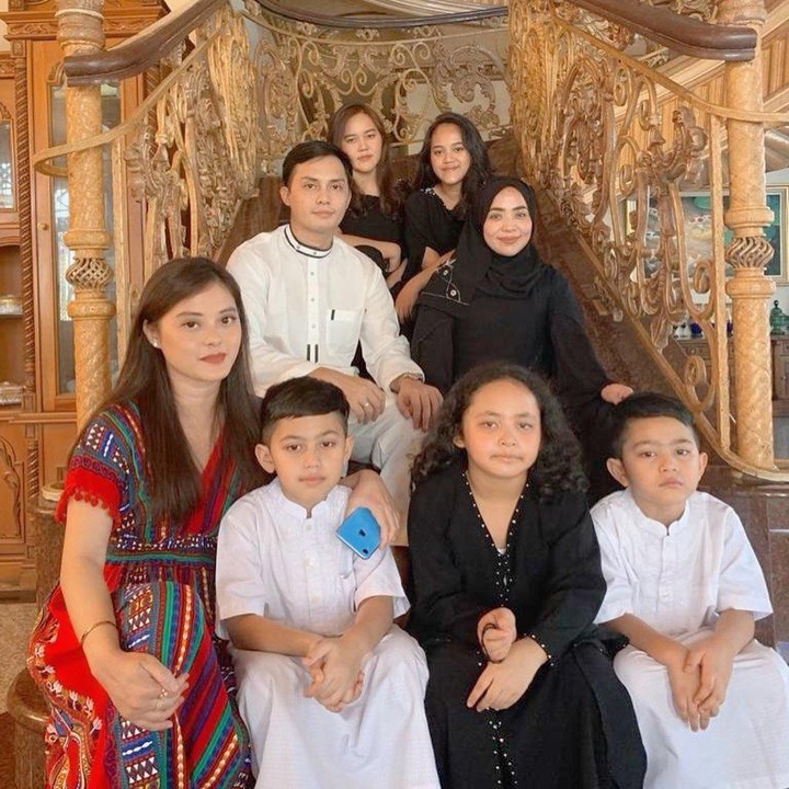 <p>Dewi Nurmania memiliki empat saudara sekandung, termasuk Si Bungsu Falhan Abssar, anak Muzdalifah dan mantan suaminya, Nassar. (Foto: Instagram @dewinurmania)</p>