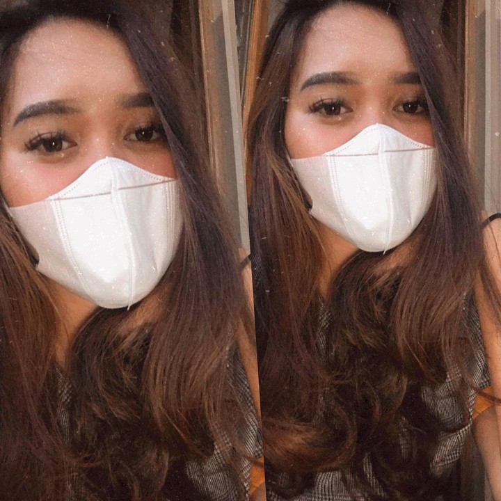 <p>Dalam potret-potret yang diunggahnya, Dewi terlihat cantik dengan tampilan riasan naturan serta rambut curly. (Foto: Instagram @dewinurmania)</p>
