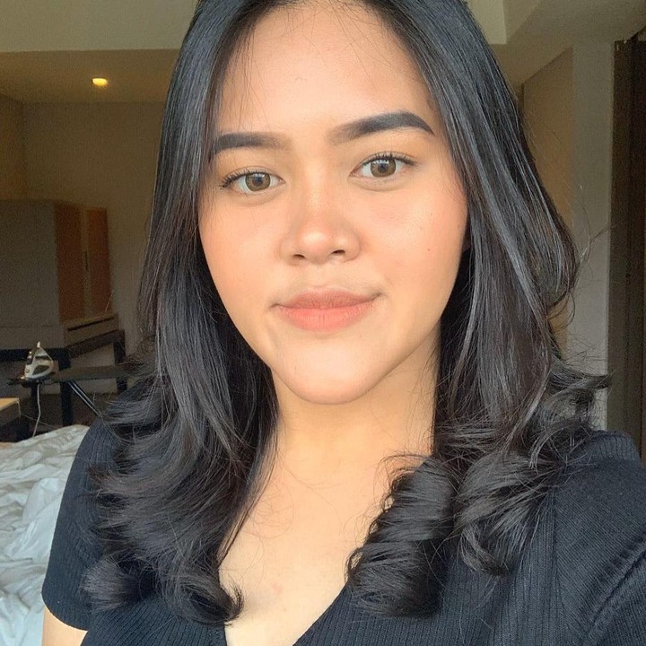 <p>Sosok Dewi kini tengah menarik perhatian, Bunda. Bagaimana tidak, dirinya sekilas terlihat mirip dengan putri Presiden Jokowi, Kahiyang Ayu. (Foto: Instagram @dewinurmania)</p>