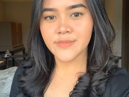 7 Potret Dewi Nurmania, Putri Sulung Muzdalifah yang Jarang Tersorot