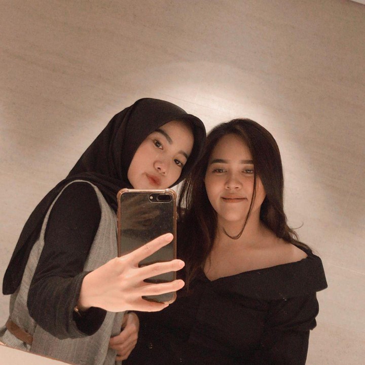 <p>Yang menarik, Dewi Nurmania selalu tampil sederhana lho, Bunda. Padahal, keluarga Muzdalifah disebut tajir melintir oleh netizen. Salut ya, Bunda.  (Foto: Instagram @dewinurmania)</p>