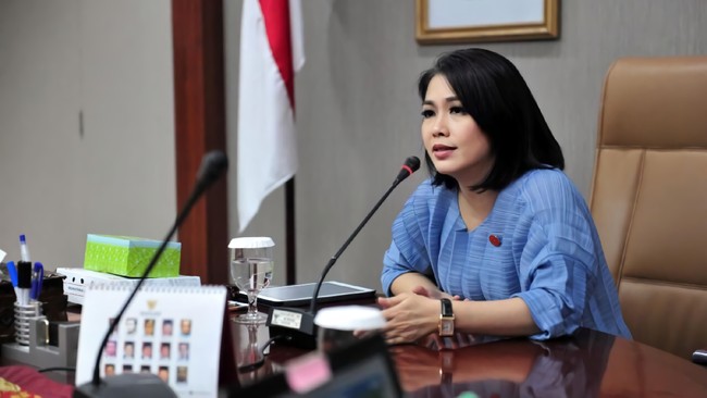 Staf Khusus (Stafsus) Presiden Joko Widodo (Jokowi), Dini Purwono, merespons somasi Aremania terkait Tragedi Kanjuruhan yang menewaskan 125 orang.