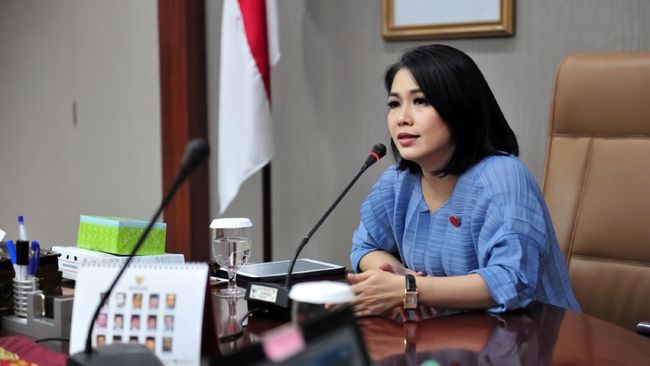 Stafsus Presiden Beri Respons, Pertanyakan Dasar Somasi Aremania Staf Khusus (Stafsus) Presiden Joko Widodo (Jokowi), Dini Purwono, merespons somasi Aremania terkait Tragedi Kanjuruhan yang menewaskan 125 orang.