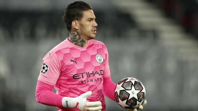 Kiper Manchester City Ederson mendapat sorotan netizen setelah membawa The Citizens mengalahkan PSG dan lolos ke final Liga Champions.