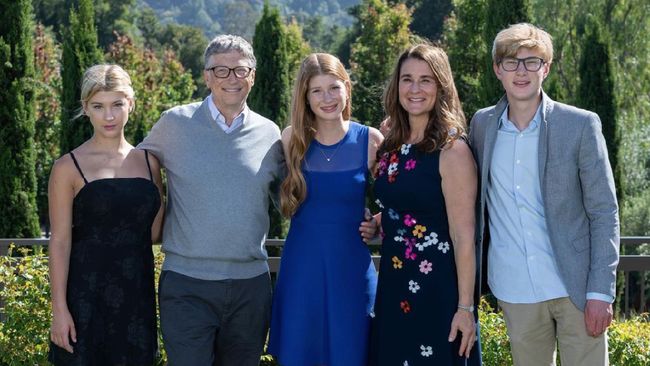 Bill dan Melinda Gates justru memilih pola asuh anak ala 1970-an untuk ketiga anaknya. Keduanya bahkan tak memperkenalkan gawai pada anak hingga usia 14 tahun.
