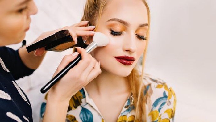 Tips Membersihkan Brush Makeup dan Rekomendasi Sabun Pembersihnya