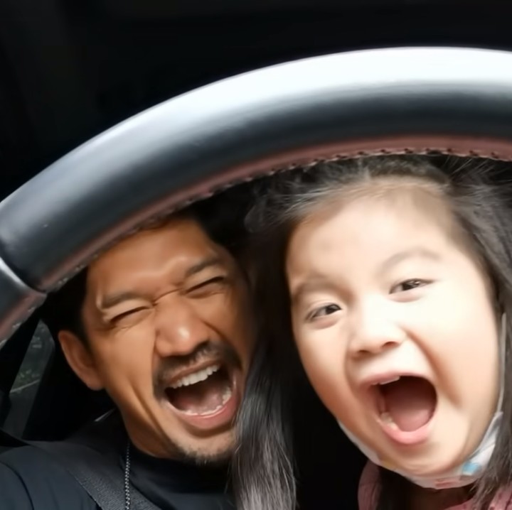 <p>Katanya, Ayah Ibnu Jamil mau mengajak Abigail ke supermarket untuk membeli beragam cemilan yang akan direview. (Foto: YouTube: Jamilo TV)</p>