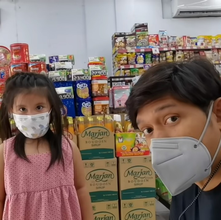 <p>Ibnu Jamil dan Abigail tak lupa menerapkan protokol kesehatan nih, Bunda. Cekrek! Pose bareng dulu di supermarket. (Foto: YouTube: Jamilo TV)</p>