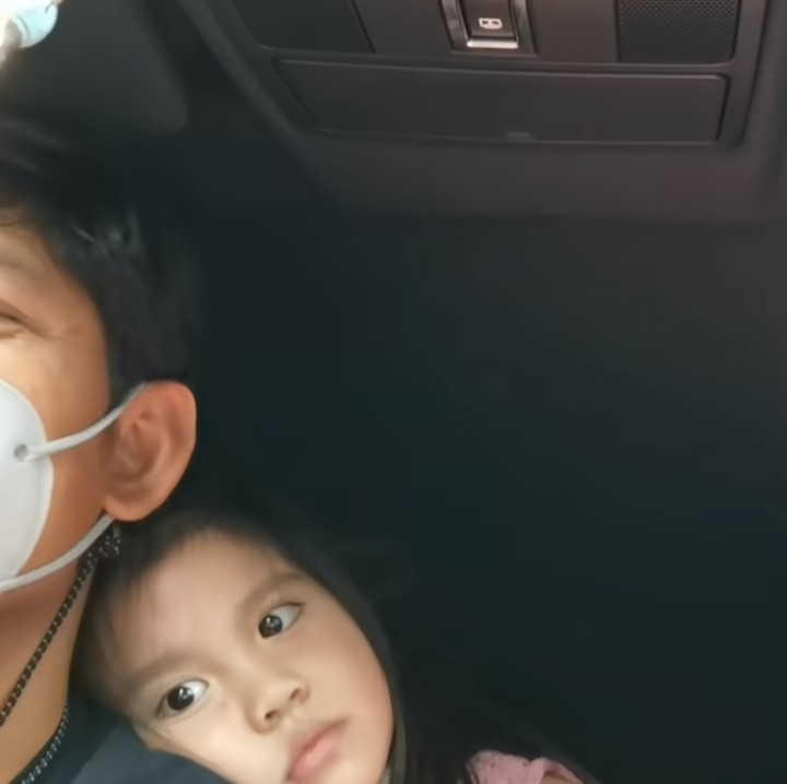 <p>Abigail tak sungkan bersandar pada ayah sambungnya, Ibnu Jamil, yang sedang menyetir mobil. (Foto: YouTube: Jamilo )</p>