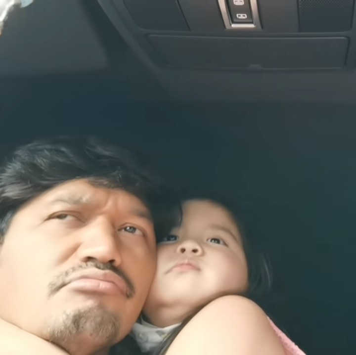 <p>Tak hanya bersandar, Abigail juga tak segan-segan memeluk dan mencium Ibnu Jamil dengan penuh kasih. (Foto: YouTube: Jamilo TV)</p>