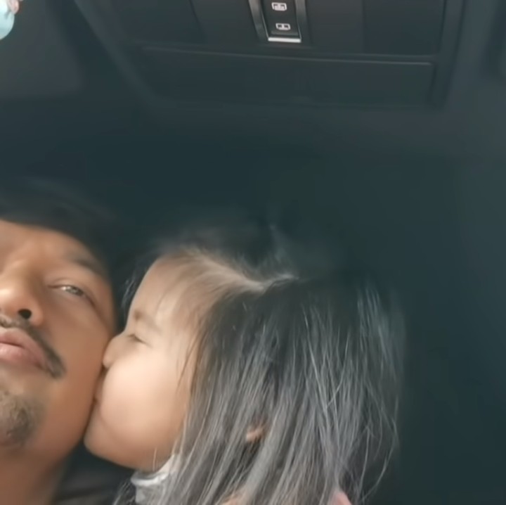 <p>Keduanya terlihat sangat manis ya, Bunda. Kita doakan semoga keluarga Ibnu Jamil dan Ririn Ekawati bisa selalu diberkahi kebahagiaan. Aamiin. (Foto: YouTube: Jamilo TV)</p>