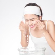 Facial Sparkling, Tren Mencuci Wajah dengan Air Soda yang Bikin Glowing!