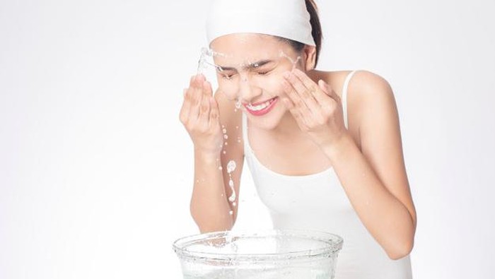 Facial Sparkling, Tren Mencuci Wajah dengan Air Soda yang Bikin Glowing!