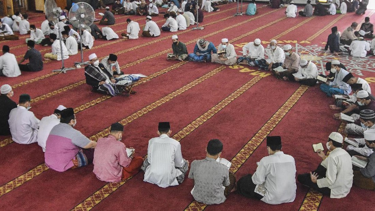 FOTO: Tenang dan Khusyuk Iktikaf Ramadan di Tengah Pandemi
