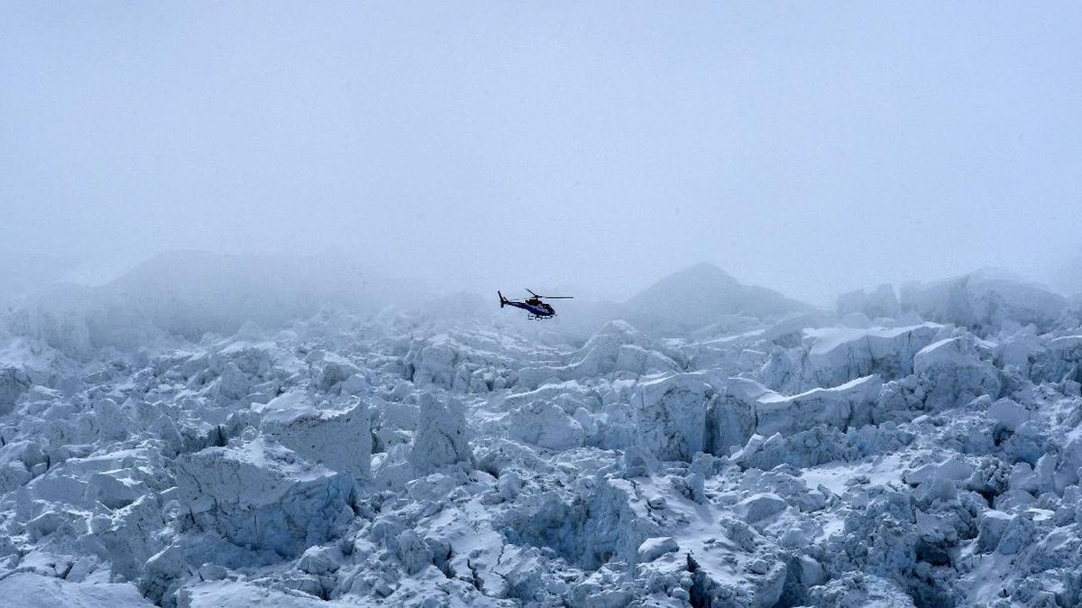 Helikopter Kecelakaan Saat Mau Evakuasi Pendaki Terdampar di Everest