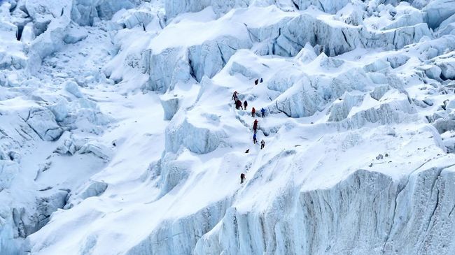 Pemerintah China menutup gerbang pendakian ke Everest dari sisi negaranya, demi mencegah penularan virus Corona di puncak tertinggi di dunia itu.