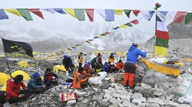 FOTO: Teror Corona di Pendakian Everest