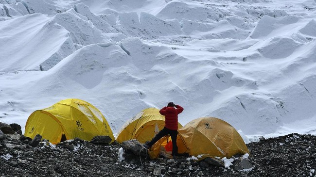 Penularan Covid-19 di Gunung Everest menggegerkan Nepal yang sedang mengalami lonjakan kasus. Setidaknya 30 pendaki dievakuasi usai dinyatakan positif Covid-19.