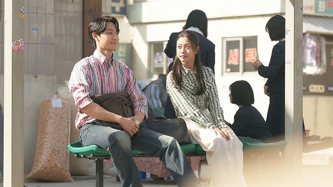 Setelah sebelumnya beradu peran di serial Sweet Home, Lee Do-hyun dan Go Min-si kembali dipertemukan di serial Youth of May.