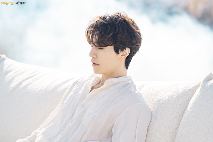 Foto-foto tersebut dirilis di akun Instagram dan laman Naver resmi milik KINGKONG by Starship. Nuansa pemotretan yang serba putih membuat Lee Dong Wook terilhat bagai malaikat. (Foto: naver.com/KINGKONG by Starship)