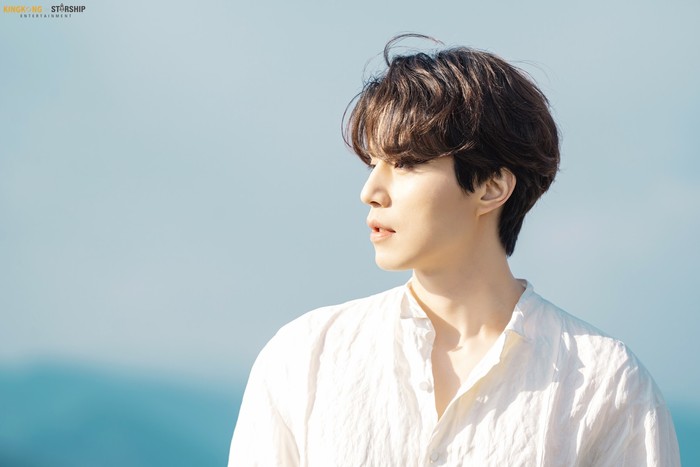 Lee Dong Wook yang memiliki kulit putih pucat, ditambah outfit serba putih membuatnya terlihat seolah datang dari dunia fantasi. Dengan style rambut sederhana pemain drama Korea Goblin ini tampak rupawan. (Foto: Instagram.com/kkbyss)