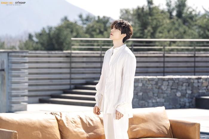 Lee Dong Wook baru-baru ini didapuk sebagai model sebuah brand furniture bernama BENS. Pada 1 Mei lalu, KINGKONG by Starship merilis foto-foto Lee Dong Wook saat pemotretan bersama BENS. (Foto: naver.com/KINGKONG by Starship)