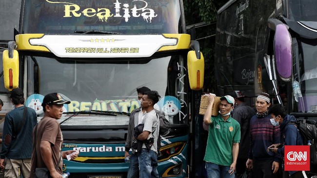Dua penumpang bus umum bernomor polisi A 7948 PC dinyatakan reaktif terpapar Covid-19 berdasarkan hasil swab antigen yang dilakukan oleh pihak kepolisian.