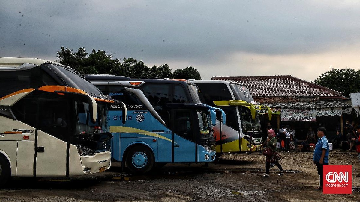 FOTO: Momen Terakhir Mudik dari Jakarta di Terminal Bayangan