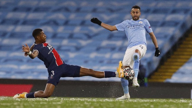 Winger Manchester City Riyad Mahrez kesal dengan permainan kasar PSG pada leg kedua semifinal Liga Champions di Stadion Etihad.