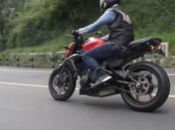 Intip Moge yang Dipakai Blusukan Ganjar Pranowo saat Bagikan HP ke Anak SD