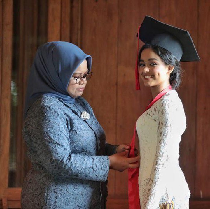 <p>Pada Oktober 2020, Tia baru saja menyelesaikan pendidikannya di Fakultas Hukum Universitas Indonesia. Di hari bahagianya tersebut, gadis berparas cantik ini tampak ditemani sang bunda. (Foto: Instagram @mutiarabaswedan)</p>