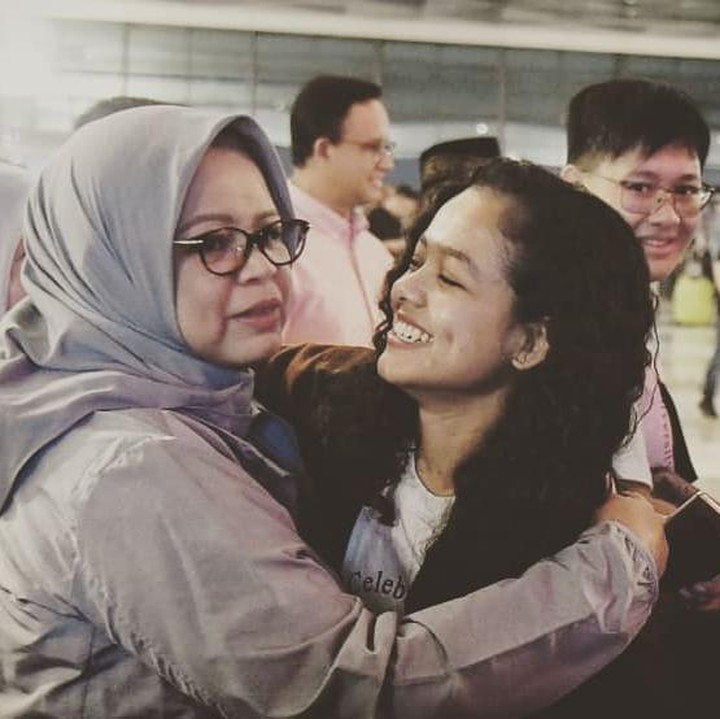 <p>Sebagai anak perempuan satu-satunya di keluarga, Tia termasuk paling dekat dengan sang bunda. (Foto: Instagram @fery.farhati)</p>