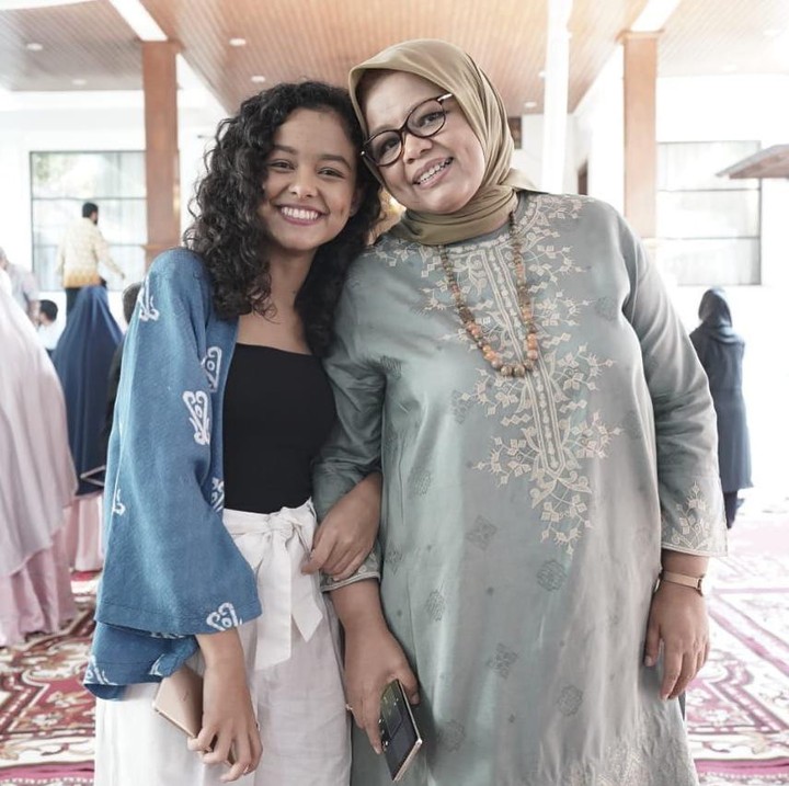 <p>Dalam berbagai kesempatan, Tia sering menemani ibunya menghadiri acara sosial, Bunda. (Foto: Instagram @mutiarabaswedan)</p>