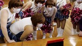 FOTO: Aksi Japan Pom Pom, Lansia Lincah dari Jepang Meski sudah berusia 60- 89 tahun, Japan Pom Pom bukan regu biasa. Tapi jangan berani-berani menyebut mereka nenek cheerleader.