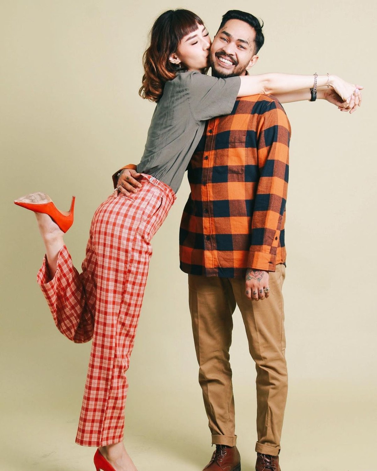 Onadia Leonardo dan Beby Prisillia merupakan pasangan suami istri yang beda agama&period; Yuk kita tengok keharmonisannya&excl;