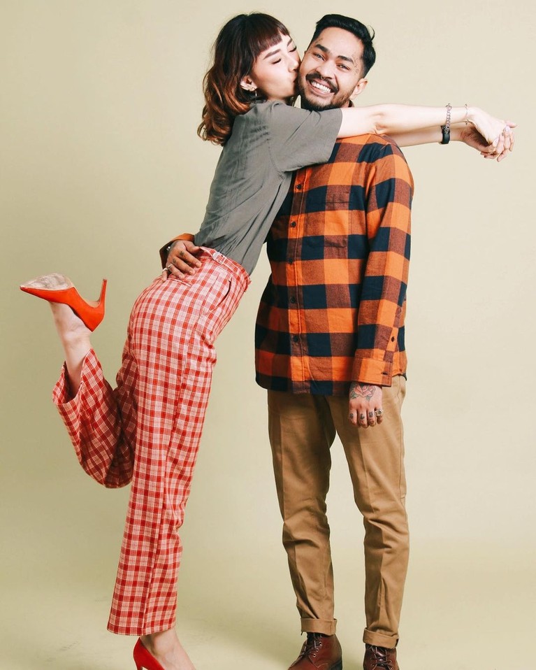 Onadia Leonardo dan Beby Prisillia merupakan pasangan suami istri yang beda agama. Yuk kita tengok keharmonisannya!