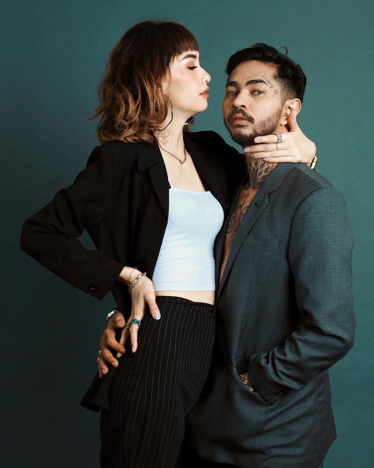 Onadia Leonardo dan Beby Prisillia merupakan pasangan suami istri yang beda agama&period; Yuk kita tengok keharmonisannya&excl;