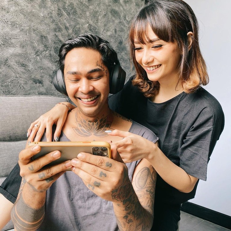 Onadia Leonardo dan Beby Prisillia merupakan pasangan suami istri yang beda agama. Yuk kita tengok keharmonisannya!