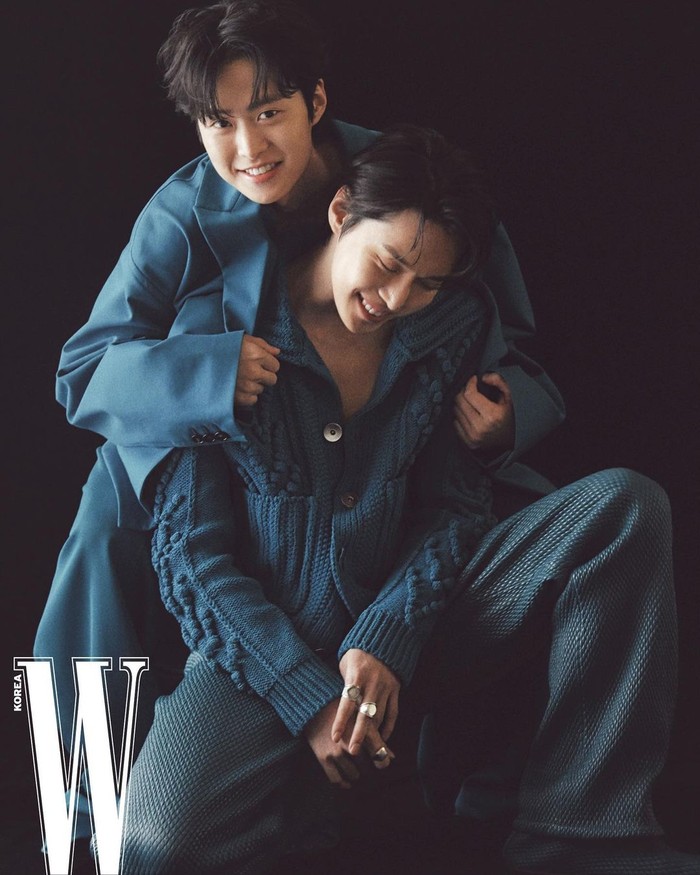 Pada hari Senin (3/5), majalah W Korea membagikan hasil pemotretan bersama “Kim Brothers” untuk edisi Mei 2021. Keakraban keduanya tetap terjaga meski terpaut usia 2 tahun dan padatnya jadwal masing-masing. (Foto: instagram @wkorea)