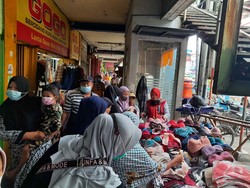 1 Minggu Jelang Lebaran,Pasar Grosir Pakaian Kapasan Mulai Diserbu Pembeli