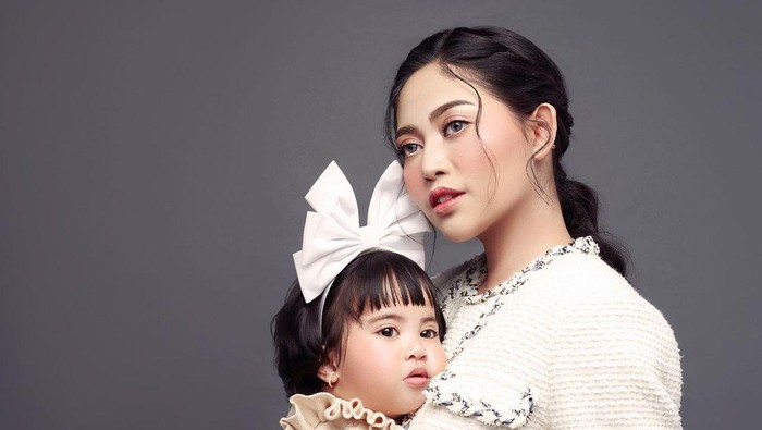 7 Ide Photoshoot Rachel Vennya & Putri Kecilnya Chava, Gemas Banget!