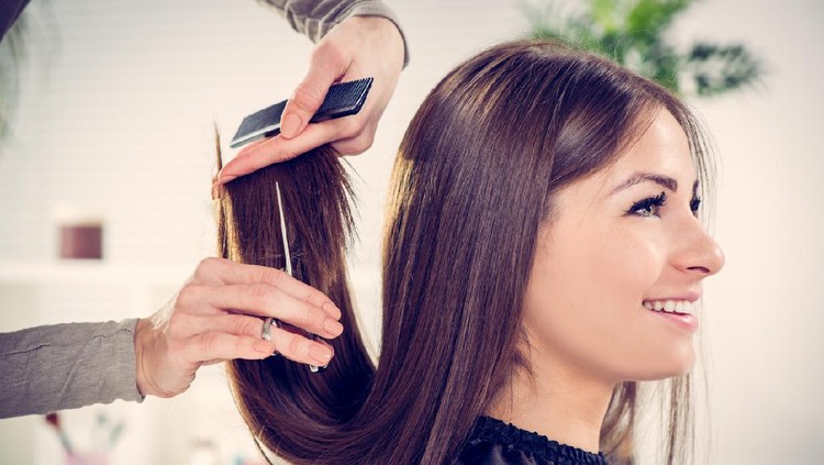potong rambut Woman cutting hair for charitable donation