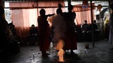 FOTO: Mencari Kesembuhan dari Dewi Venezuela Setiap tahun, ribuan orang melakukan perjalanan ke lereng gunung di Venezuela untuk ritual dengan api, darah, dan asap untuk menghormati dewi adat Maria Lionza