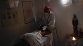FOTO: Mencari Kesembuhan dari Dewi Venezuela Setiap tahun, ribuan orang melakukan perjalanan ke lereng gunung di Venezuela untuk ritual dengan api, darah, dan asap untuk menghormati dewi adat Maria Lionza