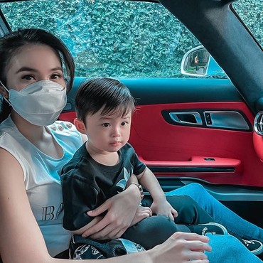 Foto Dipangku Sandra Dewi, Kulit Glowing Raphael Moeis Bikin Salfok