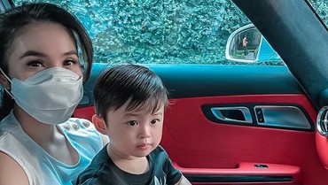 Foto Dipangku Sandra Dewi, Kulit Glowing Raphael Moeis Bikin Salfok